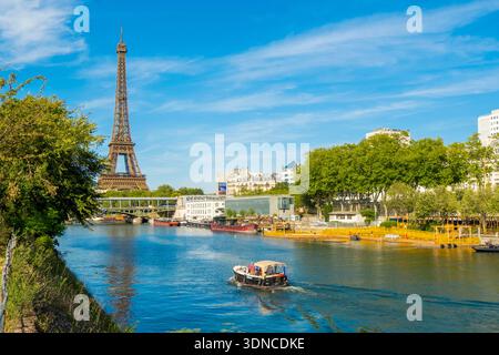 Francia, Parigi, la Senna, la Torre Eiffel vista dall'ile aux Cygnes Foto Stock