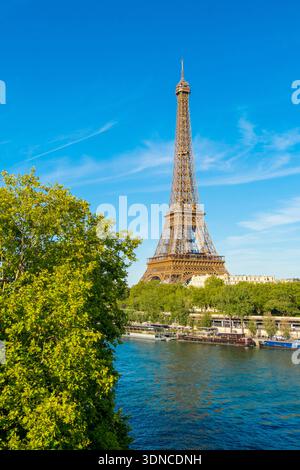 Francia, Parigi, la Senna e la Torre Eiffel Foto Stock