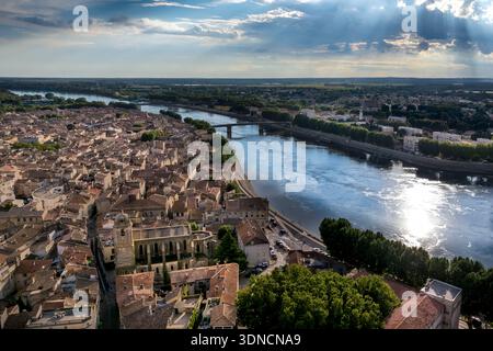 Francia, Bouches du Rhone, Arles, la città vecchia con la chiesa di Saint-Julien sulla riva sinistra e il quartiere di Trinquetaille sulla riva destra del Rodano (vista aerea) Foto Stock