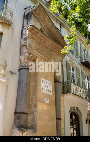 Francia, Bouches du Rhone, Arles, colonne di San Luciano, mezzo frontone e due capitelli corinzi, gli unici resti di un piccolo tempio (II secolo) dell'antico foro romano sull'attuale Place du Forum, patrimonio mondiale dell'UNESCO Foto Stock