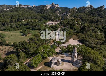 Francia, Bouches du Rhone, Parco naturale regionale delle Alpilles, Saint Remy de Provence, les Antiques de Glanum, cenotafio gallo-romano eretto tra il -30 e il -20 a.C. in memoria di un uomo della famiglia Julii e dell'arco municipale di Glanum (arco trionfale romano), sito archeologico di Glanum sullo sfondo (vista aerea) Foto Stock