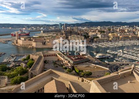 Francia, Bouches du Rhone, Marsiglia, il forte Saint Jean all'ingresso del Vieux Port visto dal forte Saint Nicolas, Fort Ganteaume (Fort Saint-Nicolas inferiore) in primo piano (vista aerea) Foto Stock