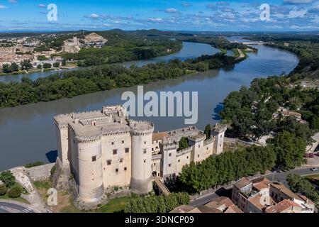 Francia, Bouches du Rhone, Tarascon, il castello di Re Renato risalente al XV secolo sulle rive del Rodano e la fortezza Beaucaire sullo sfondo sull'altra riva (vista aerea) Foto Stock