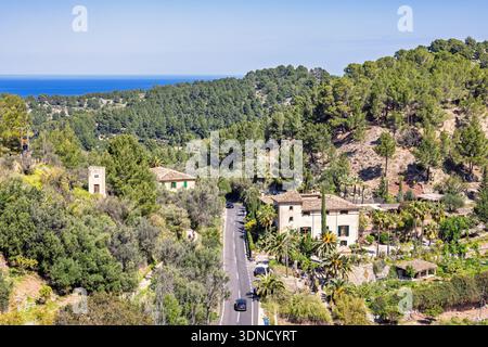 Vista aerea su una strada di campagna con auto su un villaggio in campagna Foto Stock