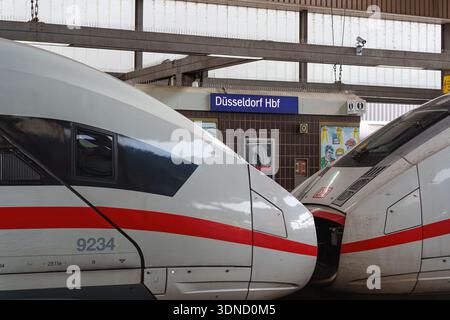 Treno ad alta velocità tedesco Deutsche Bahn ICE al binario della stazione ferroviaria Düsseldorf Hauptbahnhof Foto Stock
