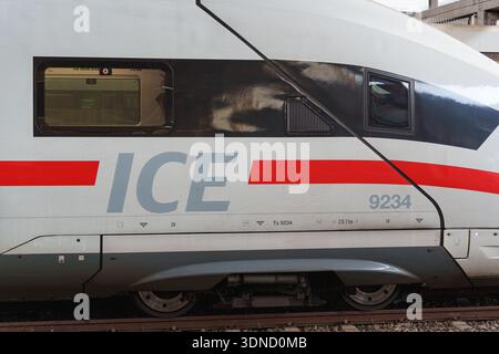 Treno ad alta velocità tedesco Deutsche Bahn ICE al binario della stazione ferroviaria Düsseldorf Hauptbahnhof Foto Stock