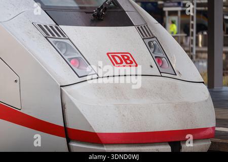 Dettaglio del naso del treno ad alta velocità Deutsche Bahn ICE al binario della stazione centrale di Düsseldorf Foto Stock