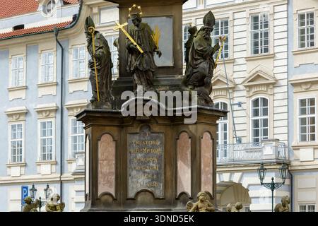 Repubblica Ceca, Boemia, Praga, centro storico dichiarato Patrimonio dell'Umanità dall'UNESCO, quartiere di Malà strana, colonna della Santissima Trinità realizzata nel 1713 in stile barocco per commemorare la fine di una peste nel quartiere, sullo sfondo ex palazzo del Liechtenstein costruito in stile barocco nel 1623 oggi HAMU, accademia delle arti dello spettacolo di Praga Facoltà di musica e danza, situato Malostranske Namesty (Piazza Malostranske) Foto Stock