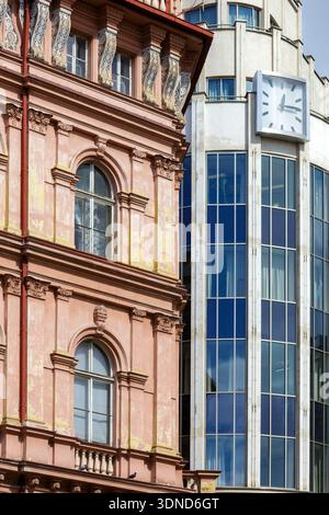 Repubblica Ceca, Boemia, Praga, centro storico dichiarato Patrimonio dell'Umanità dall'UNESCO, quartiere Staré Mesto, sulla facciata destra del Palac A.R.Ameschelberg (palazzo Ara) costruito tra il 1928 e il 1931 dagli architetti Milan Babuska e Frantisek Rehak in stile Art Deco Functionalista, divenne poi un centro commerciale durante il regime comunista sotto il nome di Perla prima di essere trasformato e rinnovato in un edificio per uffici negli anni 2000, sulla facciata sinistra di un appartamento. situato nelle vie Rijna e Perlova Foto Stock