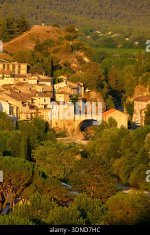 Francia, Vaucluse, Vaison la Romaine, ponte romano sul fiume Ouveze risalente al i secolo d.C. tra la città bassa e la città medievale Foto Stock