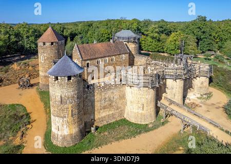 Francia, Yonne, Treigny, castello di Guedelon, costruzione medievale il lavoro (vista aerea) Foto Stock