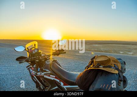 Turchia, Anatolia centrale, provincia di Karaman, motocicletta sul lato della strada D350 Foto Stock