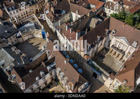 Francia, Costa d'Or, Digione, area dichiarata Patrimonio dell'Umanità dall'UNESCO, ville private in rue Vauban, l'Hotel Legouz de Gerland costruito nel 1538 sulla sinistra e l'Hotel Bouhier de Savigny costruito intorno al 1640 sulla destra (vista aerea) Foto Stock
