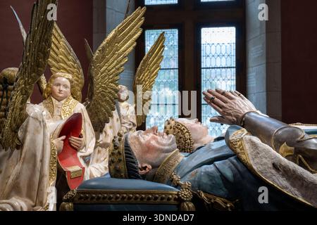 Francia, Cote d'Or, Digione, area dichiarata Patrimonio dell'Umanità dall'UNESCO, Museo di Belle Arti nell'ex palazzo dei Duchi di Borgogna, sala delle tombe, figure reclinate del cenotafio del Duca di Borgogna Jean sans Peur e Margherita di Baviera Foto Stock