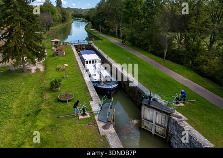 Francia, Cote d'Or, Saint-Rémy, passando per la chiusa 68 sul Canale di Borgogna (vista aerea) Foto Stock