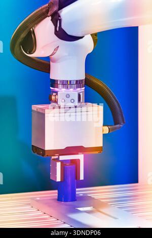 macchina per intelligenza artificiale presso la fabbrica industriale di batterie Foto Stock
