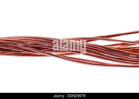 Fili in rame intrecciati intrecciati tra loro per formare un conduttore elettrico, isolato su uno sfondo bianco. Foto Stock