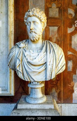 Busto in marmo di Marco Aurelio Antonino (121 d.C. – 180 d.C.) imperatore romano dal 161 d.C. al 180 d.C. - Palazzo Altemps, Museo Nazionale Romano - Roma, Italia Foto Stock