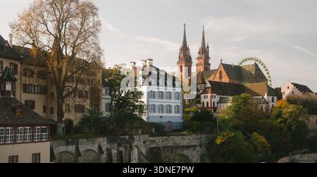 Vista sulla città vecchia di Basilea con Münster in autunno, Svizzera Foto Stock