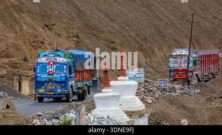 I camion decorati percorrono una strada di montagna vicino a Lamayuru. Foto Stock