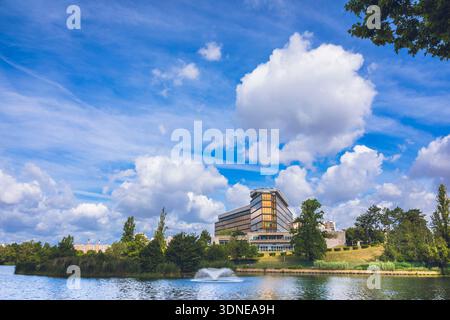 Francia, Ile-de-France, Val-de-Marne, Creteil. Prefettura di Val-de-Marne. Lago Creteil Foto Stock