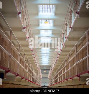 Una vista interna simmetrica della cellhouse principale del Penitenziario Federale di Alcatraz sull'isola di Alcatraz a San Francisco, California Foto Stock