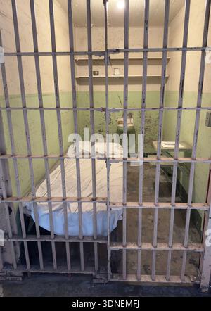 Una vista interna di una ex cella detenuta all'interno del penitenziario federale di Alcatraz sull'isola di Alcatraz a San Francisco, California Foto Stock