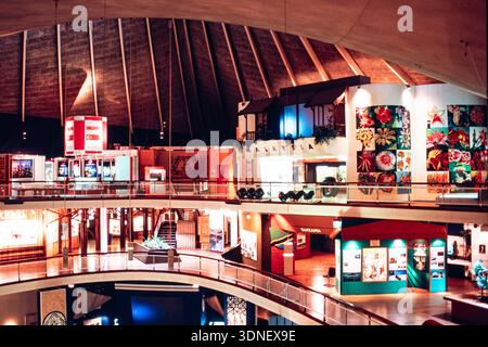 Interni delle gallerie espositive del Commonwealth Institute, Kensington High Street, Londra 1989. (Ora Museo del Design) Foto Stock