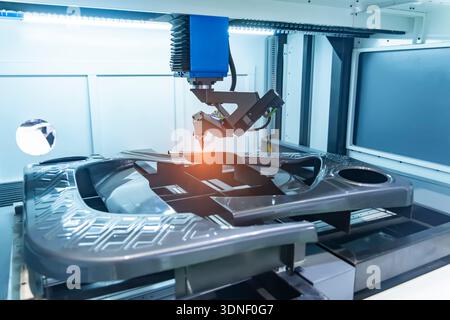 i bracci robotici lavorano in fabbrica per la produzione di automobili Foto Stock
