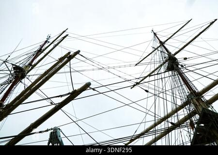 Intricato allestimento di una nave alta contro un cielo coperto Foto Stock