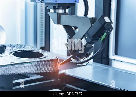 i bracci robotici lavorano in fabbrica per la produzione di automobili Foto Stock