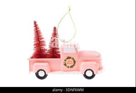 gli ornamenti natalizi e il giocattolo per auto con albero presentano uno sfondo bianco isolato. buon natale. Foto Stock