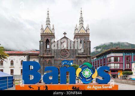 Segno di Baños de Agua Santa di fronte alla chiesa (Baños, Ecuador) Foto Stock