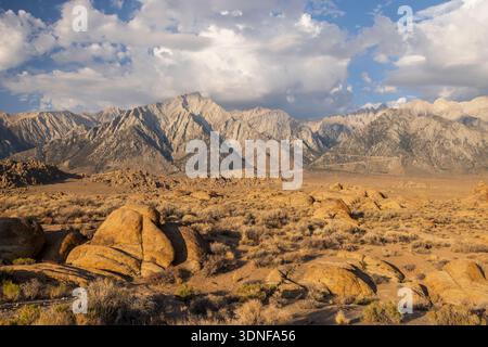 Lone Pine Peak e Mount Whitney nella Sierra Nevadas, fotografati dalle Alabama Hills, California, Stati Uniti. Estate (agosto) 2025. Foto Stock