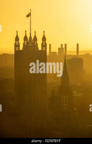 Tramonto sulla Victoria Tower e sulla Central Tower presso le Houses of Parliament, fotografato dal London Eye, Londra, Regno Unito. Inverno (dicembre) 2025 Foto Stock