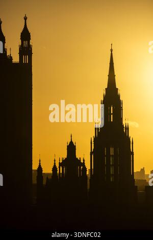 Tramonto sulla Torre centrale presso il Parlamento, Londra, Regno Unito. Inverno (dicembre) 2025 Foto Stock