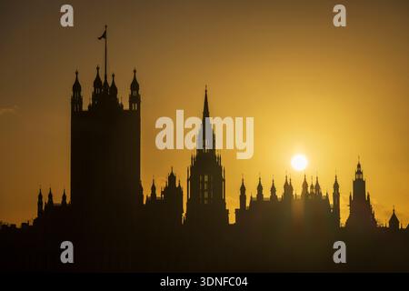 Tramonto sulla Victoria Tower e sulla Central Tower presso le Houses of Parliament, fotografato dal London Eye, Londra, Regno Unito. Inverno (dicembre) 2025 Foto Stock