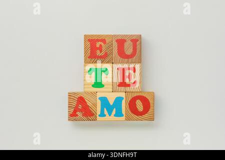 I Love you in Portuguese EU te amo, scritto con Wooden Block Foto Stock