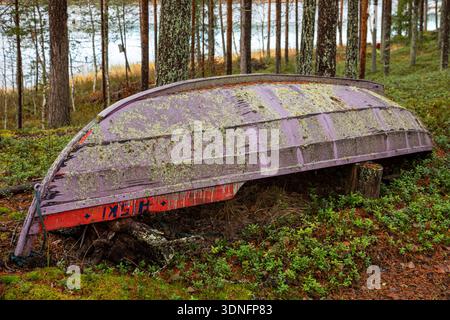 Vecchia barca in legno fatiscente nella rurale Rovaniemi, Finlandia Foto Stock