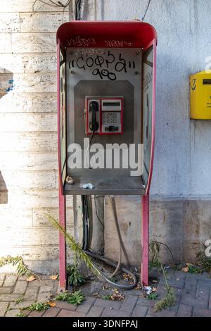 Copertura telefonica pubblica su Rruga e Elbasanit a Tirana, Albania Foto Stock