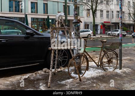 Vecchia bicicletta con cavalletto e cornice a lato della strada Foto Stock