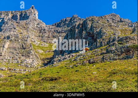 Vista verso la stazione della funivia sulla cima del monte Table, in Sudafrica, in primavera Foto Stock