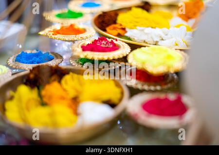 Colori in polvere Gulal in diya decorative in metallo per suonare il festival indù di holi Foto Stock