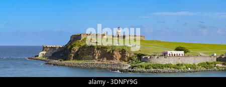 San Juan, Porto Rico - 16 gennaio 2026: Vista panoramica del promontorio con il Castello San Felipe del Morro o il Castello di San Felipe e la luce di San Juan Foto Stock