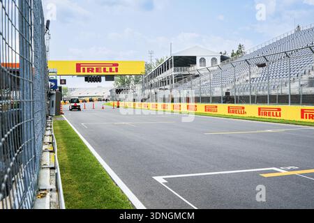 Montreal, Canada – 12 giugno 2025: Il ponte Pirelli sul traguardo di partenza sul circuito Gilles Villeneuve davanti al GP del Canada di Formula 1 Foto Stock