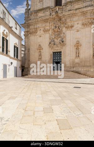 Martina Franca, Italia, Puglia - 25 maggio 2024: Facciata decorativa della basilica barocca di San Martino, Piazza del Plebiscito Foto Stock