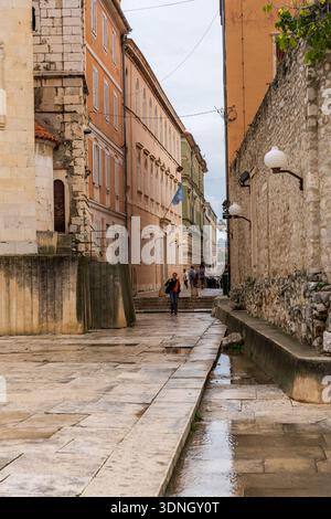 Zara, Croazia - 10.23.2025: Storica via della città Vecchia a Zara, Croazia Foto Stock
