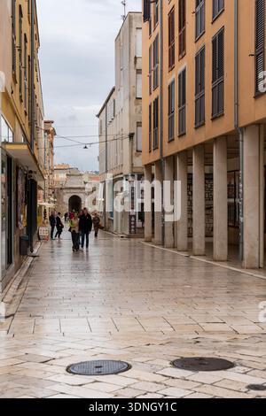 Zara, Croazia - 10.23.2025: Kalelarga Street nella città vecchia di Zara, Croazia Foto Stock