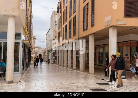 Zara, Croazia - 10.23.2025: Kalelarga Street nella città vecchia di Zara, Croazia Foto Stock