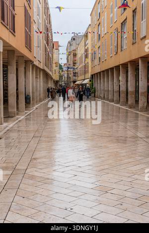 Zara, Croazia - 10.23.2025: Kalelarga Street nella città vecchia di Zara, Croazia Foto Stock
